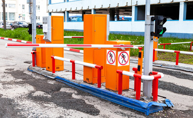 Automatic rising arm barrier for entry or stop traffic