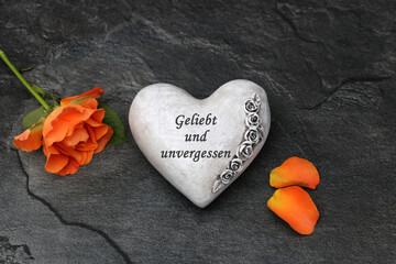 Herz mit der Inschrift geliebt und unvergessen