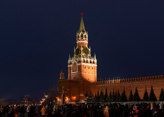 Fototapeta na wymiar Spasskaya Tower of Moscow Kremlin and tourists on Red Square at Christmas