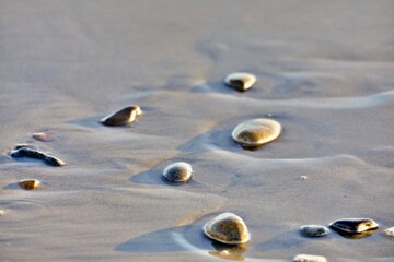 Sandstrand mit Kieselsteinen