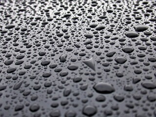 Wassertropfen auf glatter Oberfläche