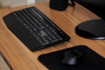 Plano abierto de teclado de computadora con mouse en el escritorio