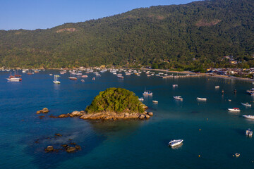 Naklejka premium Visão aerea da ilha grande no Rio de Janeiro, brazil. Barcos, praias e mar.Aerial view of the big island in Rio de Janeiro, Brazil. Boats, beaches and sea
