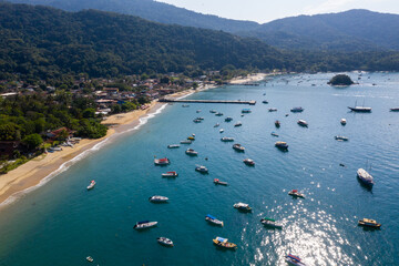 Visão aerea da ilha grande no Rio de Janeiro, brazil. Barcos, praias e mar.

Aerial view of the big island in Rio de Janeiro, Brazil. Boats, beaches and sea