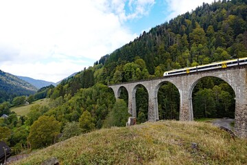 Fototapeta na wymiar Ravennabrücke mit Höllentalbahn in der Ravennaschlucht im Schwarzwald