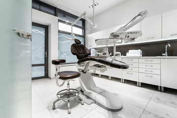 Nowoczesny fotel dentystyczny w klinice specjalizującej się w stomatologii - obrazy, fototapety, plakaty