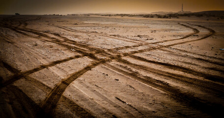 Huellas de carretera en playa
