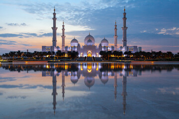 Sheikh Zayed Mosque in Abu Dhabi at dusk