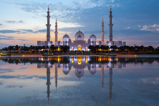 Sheikh Zayed Mosque in Abu Dhabi at dusk