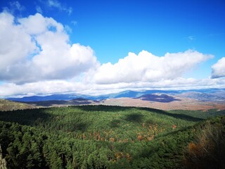 Obraz premium Increíble vista desde montaña en otoño ,cielo azul y nubes blancas. Mirador sierra de Madrid . España 