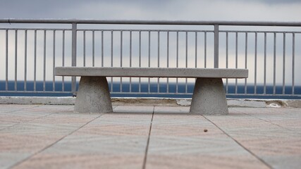 Obraz premium empty bench against cloudy sky