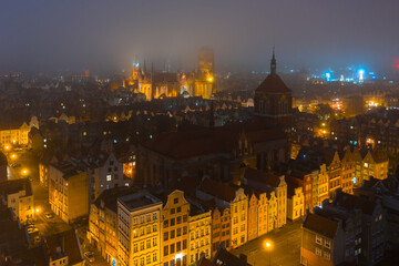 Obraz premium Aerial view of the old town in Gdansk city at winter dusk, Poland