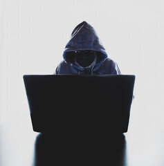 Hacker usando o laptop para hackear