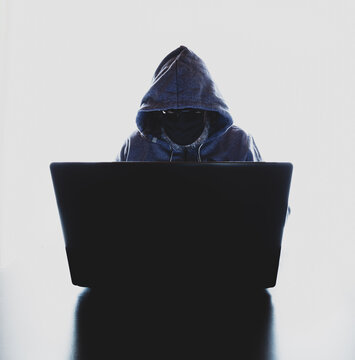 Hacker usando o laptop para hackear