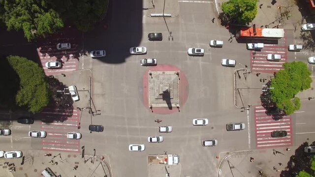 Imagem de drone Pra&ccedil;a Sete localizada em Belo Horizonte Minas Gerais Brasil. Imagem ema pino de monumento conhecido como Pirulito. Carros, pessoas, pr&eacute;dios e cidade de BH.