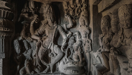 the hallmark of India is stunning sculptures, temples, a mysterious atmosphere that permeates all of this slightly gloomy and even frightening place of Ellora's cave