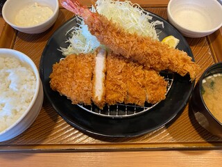 トンカツとエビフライ定食　pork cutlet and fried prawn