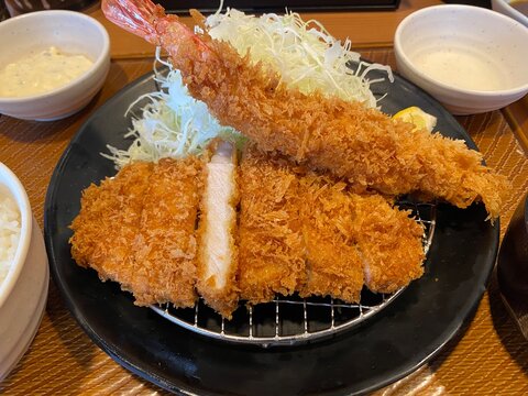 トンカツとエビフライ定食　pork Cutlet And Fried Prawn