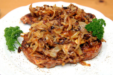 Roast beef with onions
