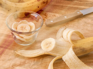 Plátanos al amanecer sobre la mesa