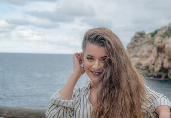 Modelo posando en playa de mallorca.