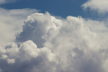 Obraz premium Beautiful cloud hiding the blue sky
