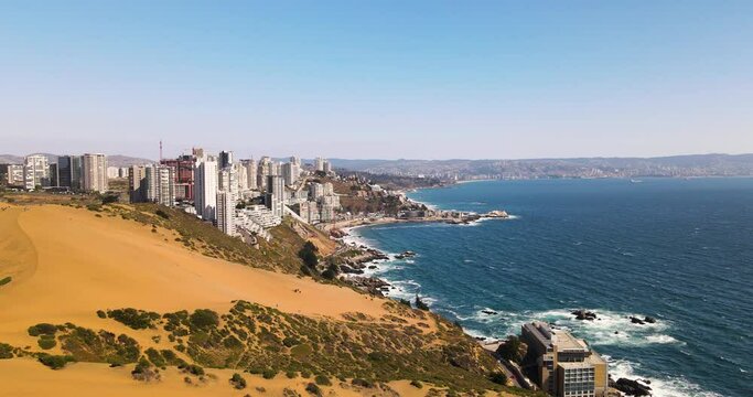 Vista a&eacute;rea de Conc&oacute;n y de la vina del mar con sus playas y edificios en la costa