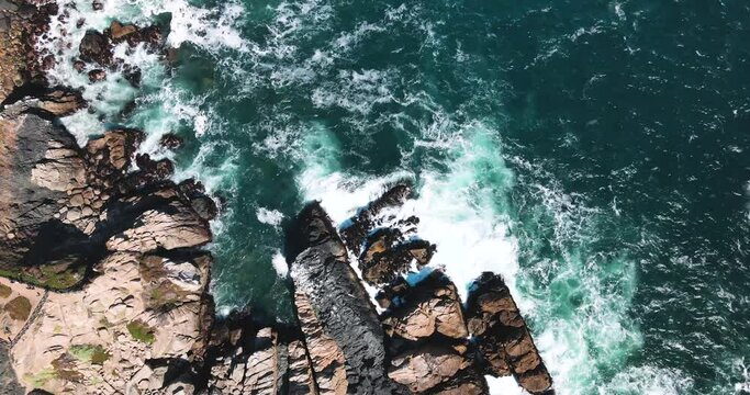 Vista de la costa desde el dron de Roca Oceanica en Concon en Vina del Mar, Chile con enormes olas golpeando las rocas en la costa