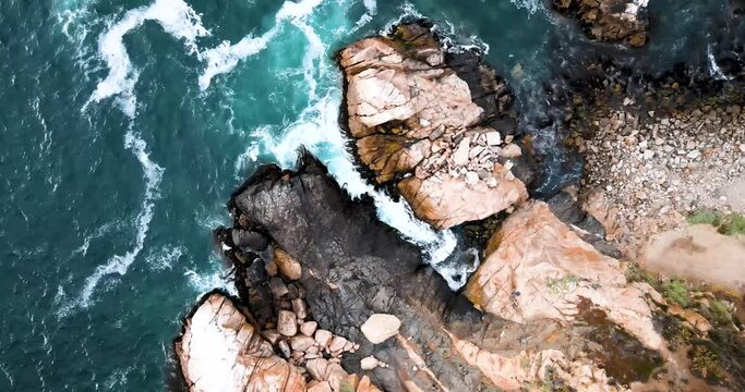 Vista de la costa desde el dron de Roca Oceanica en Concon en Vina del Mar, Chile con enormes olas golpeando las rocas en la costa