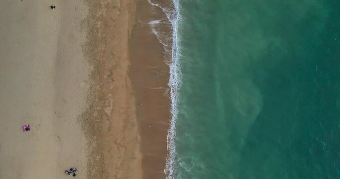 Panorama de cabeza desde el dron sobre la Playa del Deporte en la Vina del Mar con sus olas, arena y gente jugando en la costa