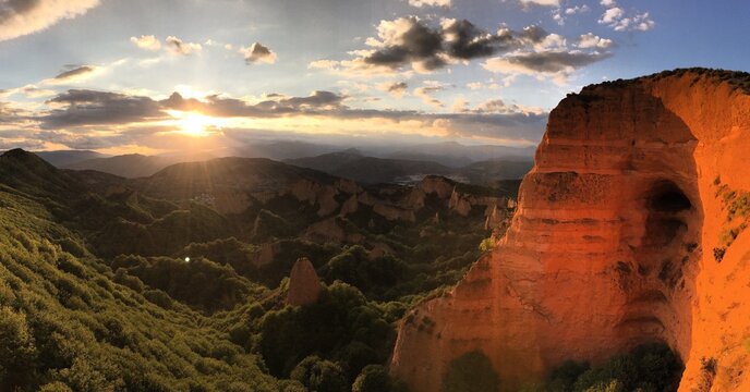 View Of Rock Formations At Sunset © luis fernandez rollón/EyeEm