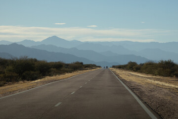 Extensa carretera con montañas al final