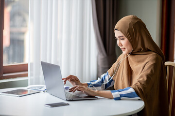 Obraz na płótnie Canvas Middle east woman do work from home.