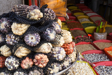 南米ペルーのマーケットで売られている様々な種類のとうもろこし