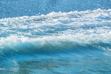 Obraz premium Photo of a sea wave illuminated by the sun