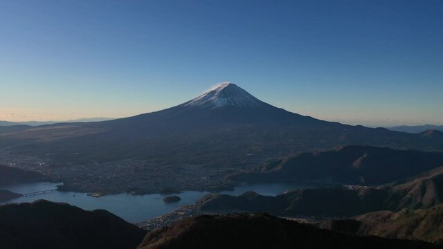 新道峠から望む富士山と河口湖