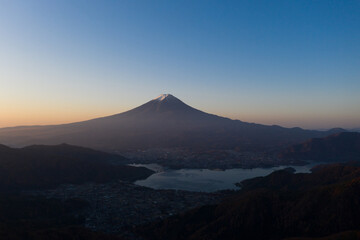 Fototapeta premium 富士山の朝焼け ドローン空撮 河口湖