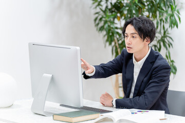 オフィスでデスクワークをするビジネスマン