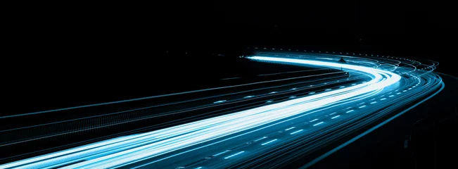 Foto op Plexiglas Snelweg bij nacht blauwe autolichten & 39 s nachts. lange blootstelling