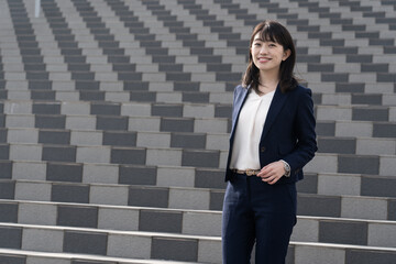 階段を歩くビジネスウーマン 
