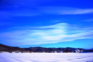 青空と山と雪原