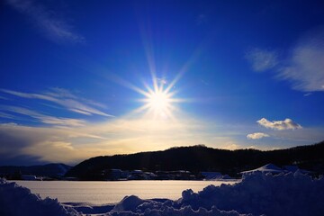 太陽と山と雪原
