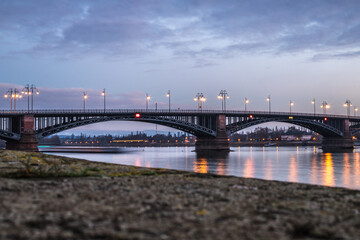 Fototapeta na wymiar Beleuchtete Brücke über den Rhein bei Mainz