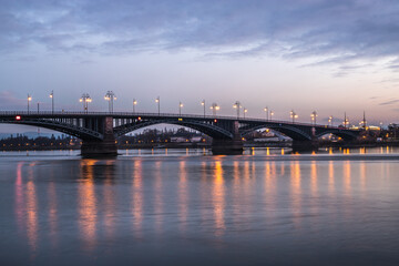 Fototapeta na wymiar Beleuchtete Brücke über den Rhein bei Mainz