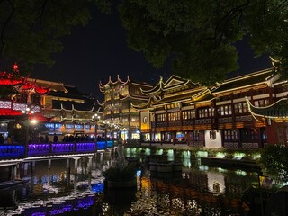 Fototapeta na wymiar chinese temple at night