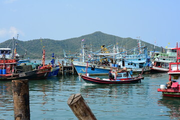 Fototapeta na wymiar View of the fishing port overlooking the boat and Pattaya city. Which is a large city close to local fishing sources in Thailand 