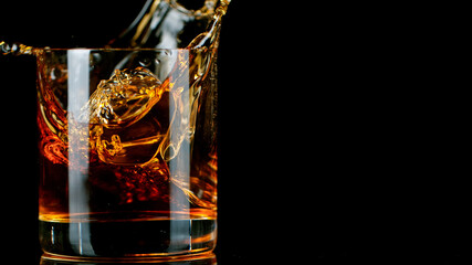 Panele Szklane  Kostka lodu wpadająca do szklanki whisky, zamrożenie ruchu.
