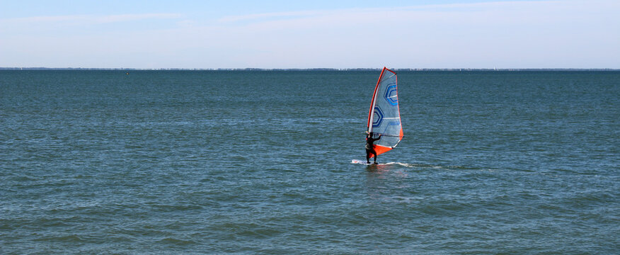 Windsurf - Planche &agrave; Voile sur Mer Calme