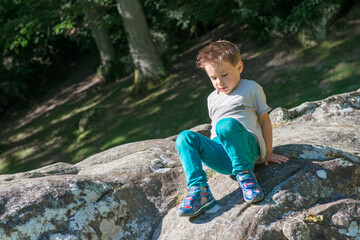 enfant jouant dans la nature