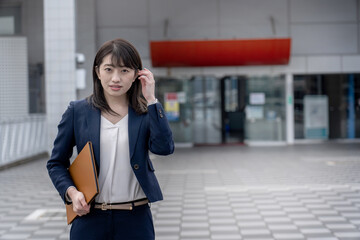 ビジネスウーマン　外出